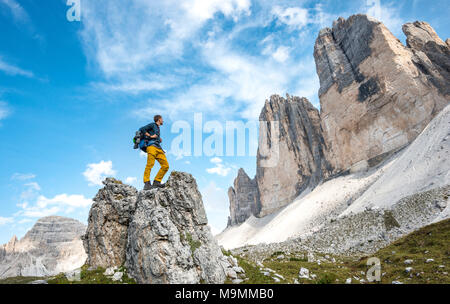 Wanderer auf Felsen steht,Gesichter der Drei Zinnen von Lavaredo, Sextner Dolomiten, Südtirol, Trentino-südtirol. Stockfoto