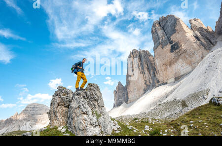 Wanderer auf Felsen steht,Gesichter der Drei Zinnen von Lavaredo, Sextner Dolomiten, Südtirol, Trentino-südtirol. Stockfoto