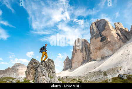 Wanderer auf Felsen steht,Gesichter der Drei Zinnen von Lavaredo, Sextner Dolomiten, Südtirol, Trentino-südtirol. Stockfoto