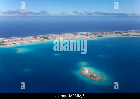 Insel im Korallenriff mit Wolken, Reef fransen im Meer, Tikehau Atoll, Pazifik, Gesellschaftsinseln, Inseln über dem Winde Stockfoto