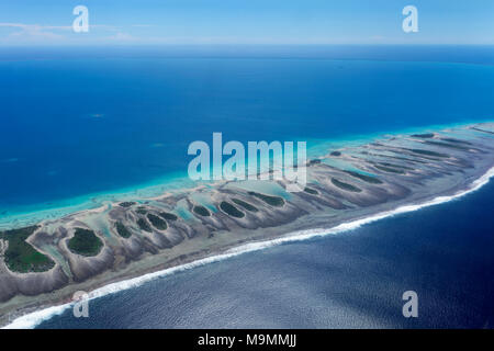 Coral Reef mit Wolken, Reef fransen im Meer, Tikehau Atoll, Pazifik, Gesellschaftsinseln, Inseln über dem Winde Stockfoto