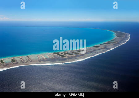 Coral Reef mit Wolken, Reef fransen im Meer, Tikehau Atoll, Pazifik, Gesellschaftsinseln, Inseln über dem Winde Stockfoto