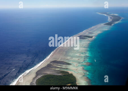 Coral Reef mit Wolken, Reef fransen im Meer, Tikehau Atoll, Pazifik, Gesellschaftsinseln, Inseln über dem Winde Stockfoto