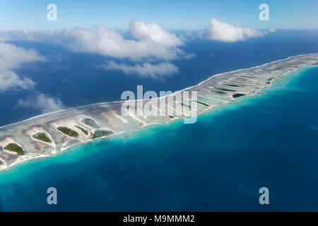 Coral Reef mit Wolken, Reef fransen im Meer, Tikehau Atoll, Pazifik, Gesellschaftsinseln, Inseln über dem Winde Stockfoto