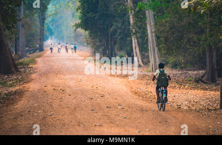 Kinder fahren Fahrräder, Weg zur Schule, Angkor Archäologischer Park, Provinz Siem Reap, Kambodscha Stockfoto