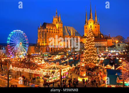 Weihnachtsmarkt auf dem Domplatz mit Dom und Severikirche, Dämmerung, Erfurt, Thüringen, Deutschland Stockfoto