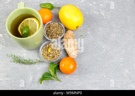 Konzept der natürlichen Medizin. Natürliche Heilmittel bei Erkältungen auf grauem Hintergrund. Flach. Kopieren Sie Platz. Stockfoto