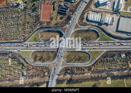 Luftaufnahme, Autobahnkreuz Duisburg Autobahn A 59 und A 40 an der Rhein-Herne Kanal, Duisburg, Nordrhein-Westfalen Stockfoto