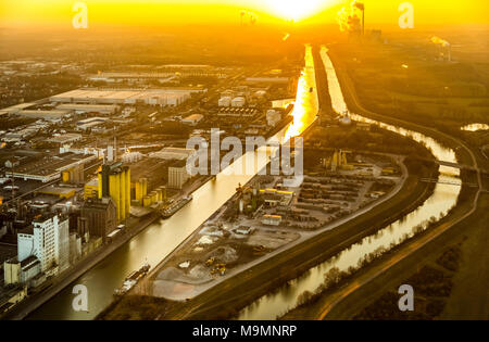 Hafen, Ölmühle Brökelmann bei Sonnenuntergang auf dem Datteln-Hamm-Kanal, Hamm, Nordrhein-Westfalen, Deutschland Stockfoto