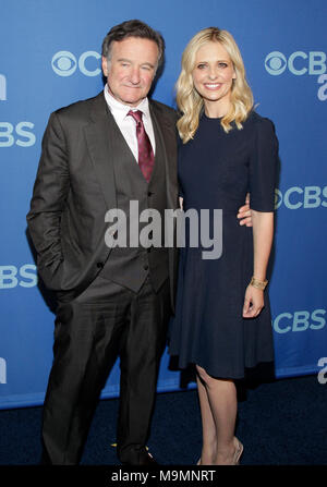 NEW YORK, NY - 15. Mai: Robin Williams und Sarah Michelle Gellar in der CBS 2013 Upfront Präsentation im Zelt am Lincoln Center am 15. Mai 2013 in New York City. Personen: Robin Williams, Sarah Michelle Gellar Stockfoto