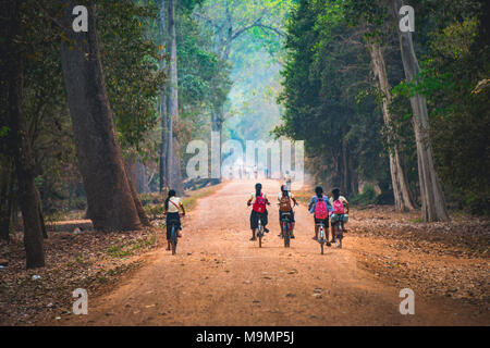 Kinder fahren Fahrräder, Weg zur Schule, Angkor Archäologischer Park, Provinz Siem Reap, Kambodscha Stockfoto