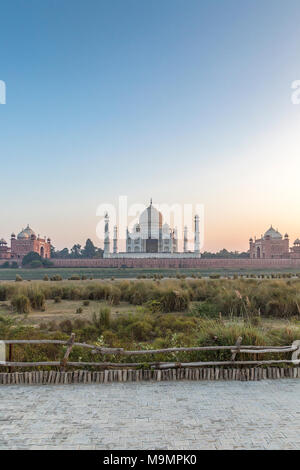 Taj Mahal, von der anderen Seite des Yamuna Flusses, Agra, Uttar Pradesh, Indien Stockfoto