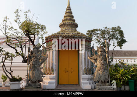 Eingang mit chinesischen Wächter Figuren, Wat Pho, buddhistische Tempel Komplex, Rattanakosin, Bangkok, Thailand Stockfoto