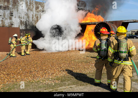 Feuerwehrmänner aus der 100-jährigen Bauingenieur Geschwader, ein Flugzeug Feuer löschen im Rahmen der jährlichen proficiency Skill Training für Feuerwehrmänner an ihre Ausbildung brennen Grube auf RAF Mildenhall, England, 21. März 2018. Die Notfall Service Training Programm Mandate Flugzeuge live Fire Training für Anlagen mit einer flightline mindestens zwei Sitzungen pro Jahr für die Personal durchzuführen. (U.S. Air Force Foto von Tech. Sgt. Emerson Nuñez). Stockfoto