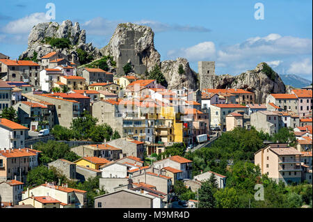 Blick auf Bergdorf Pietrabbondante mit Kirche Chiesa di Santa Maria Assunta in Fels Morg Caraceni, Pietrabbondante Stockfoto