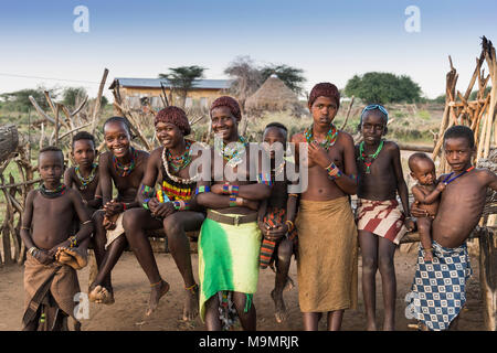 Gruppe von Mädchen und Jungen aus der Hamer Stamm, Turmi, Region der südlichen Nationen, Äthiopien Stockfoto