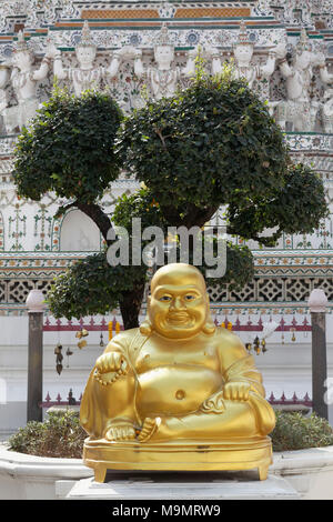 Sitzender Buddha, vergoldet, vor der Phra Prang, Wat Arun, Dawn Tempel, Bangkok Yai, Bangkok, Thailand Stockfoto