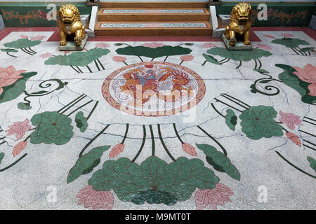 Bodenmosaik im Innenhof, Wat Mangkon Kamalawat, chinesischen buddhistischen Tempel, Pom Präp Sattru Phai, Bangkok, Thailand Stockfoto