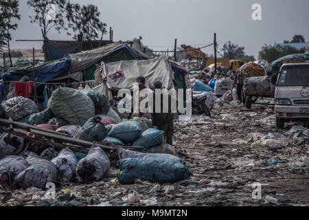 Müllsammler auf Mülldeponie am Stadtrand, Phnom Penh, Kambodscha Stockfoto