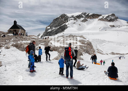 Besucher am Zugspitzplatt mit Kapelle Maria Heimsuchung, Zugspitze, Bayern, Oberbayern, Deutschland Stockfoto