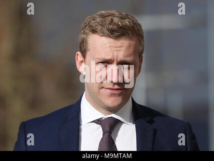 Irland und Ulster Rugby player Stuart Olding bei Belfast Crown Court, wo er und seine Mannschaftskameraden Paddy Jackson vor Gericht beschuldigt der Vergewaltigung einer Frau an einem Anwesen in South Belfast im Juni 2016 ankommen. Stockfoto