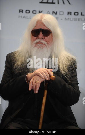 NEW YORK, NY - 14. März: Elton John Leon Russell an der 26. jährlichen Rock and Roll Hall of Fame Induction Ceremony im Waldorf Astoria am 14. März 2011 in New York City People: Elton John Leon Russell Stockfoto