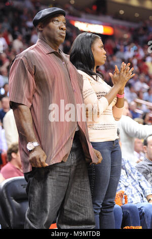 MIAMI, FL - 27. Februar: Michael Clarke Duncan Omarosa Manigault Stallworth an der Miami Heat vs New York Knicks Spiele bei American Airlines Arena am Februar 27, 2011 in Miami, Florida Personen: Michael Clarke Duncan Omarosa Manigault Stallworth Stockfoto