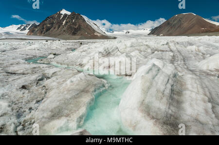 Eisige Landschaft mit Gletscherbach, Altai Gebirge, Mongolei Stockfoto