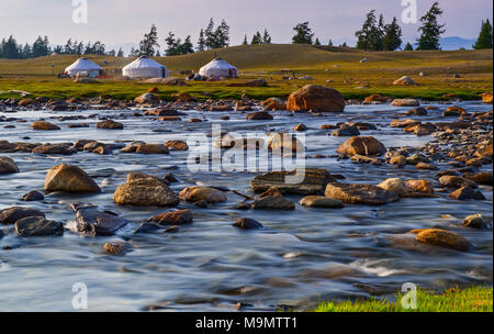 Nomaden Camp mit jurten am Ufer des Flusses Tuul, gorkhi-terelj Nationalpark, Mongolei Stockfoto