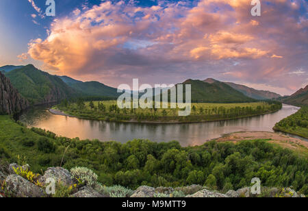 Dramatische Wolken bei Sonnenuntergang über Tuul Fluss, gorkhi-terelj Nationalpark, Mongolei Stockfoto