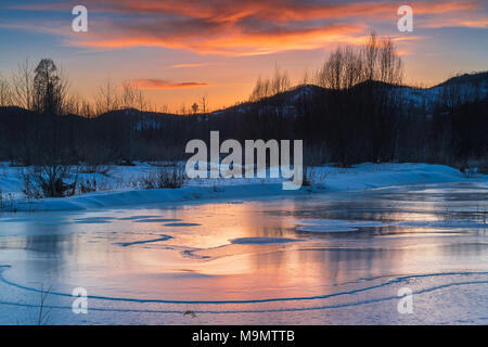 Eisige Landschaft mit dramatischen Sonnenuntergang, Tuul Fluss, gorkhi-terelj Nationalpark, Mongolei Stockfoto