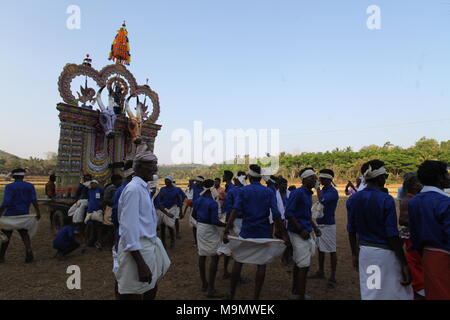 Bilder, die während eines Tempels Festival in der Nähe von thrissur, mit puthan Thira, Gesichtspflege Make up, Rituale Stockfoto