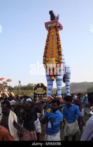 Bilder, die während eines Tempels Festival in der Nähe von thrissur, mit puthan Thira, Gesichtspflege Make up, Rituale Stockfoto