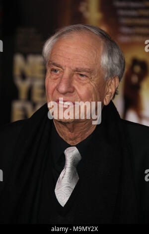 HOLLYWOOD, CA - 05 Dezember: Garry Marshall kommt am Vorabend der Los Angeles Premiere 'New Year's" am Grauman's Chinese Theater am 5. Dezember 2011 in Hollywood, California People: Garry Marshall Stockfoto