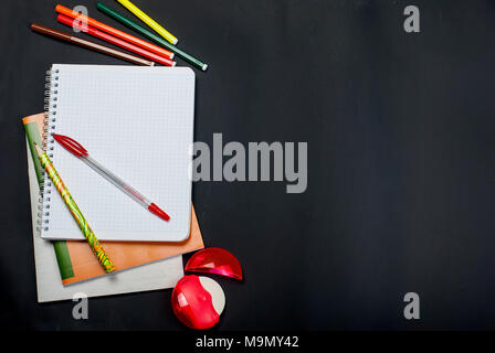 Sortierte bunte Schulmaterial auf schwarzem Hintergrund. Konzept mit kopieren. Stockfoto
