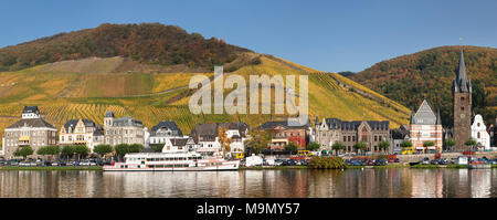 Blick über die Mosel zum Dorf im Herbst, Bernkastel-Kues, Rheinland-Pfalz, Deutschland Stockfoto