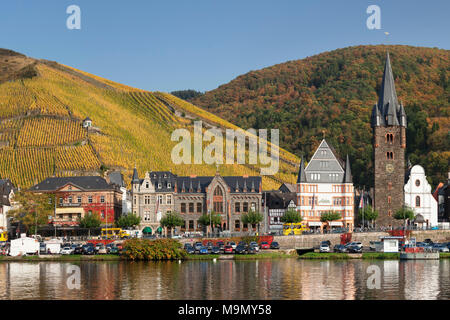 Blick über die Mosel zum Dorf im Herbst, Bernkastel-Kues, Rheinland-Pfalz, Deutschland Stockfoto