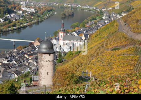 Blick von den Weinbergen mit runder Turm in Zell an der Mosel, Rheinland-Pfalz, Deutschland Stockfoto