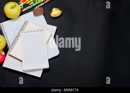 Sortierte bunte Schulmaterial auf schwarzem Hintergrund. Konzept mit kopieren. Stockfoto
