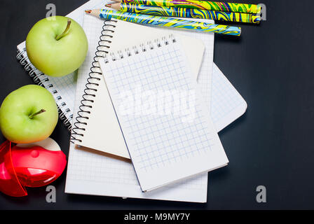 Sortierte bunte Schulmaterial auf schwarzem Hintergrund. Konzept mit kopieren. Stockfoto