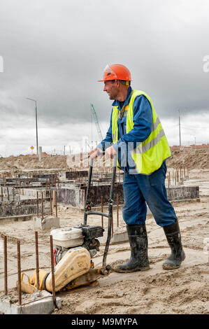 Tobolsk, Russland - 15. Juli. 2016: Sibur unternehmen. Der Bau von Anlagen für die Verarbeitung von hydrocarbonic Rohstoffe. Builder Arbeiter am Sand Boden comp Stockfoto