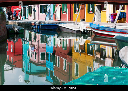 BURANO, Venedig, Italien - 16 April 2017: Bunte Häuser Reflexion in den Kanal Stockfoto