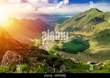 Transfagarasan Balea Gletschersee. Über blick auf den Balea in Fagaras Berge an einem sonnigen Tag Stockfoto