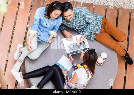 Drei kreative Mitarbeiter Ideen beim Brainstorming session Stockfoto