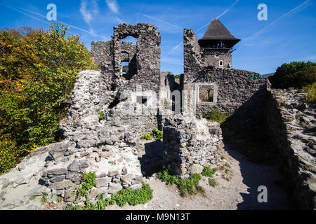 Ruine der Burg Nevytske in der Nähe von Transkarpatien center, Uzhgorod Foto. Nevitsky Burgruine im 13. Jahrhundert erbaut. In der Ukraine. Stockfoto