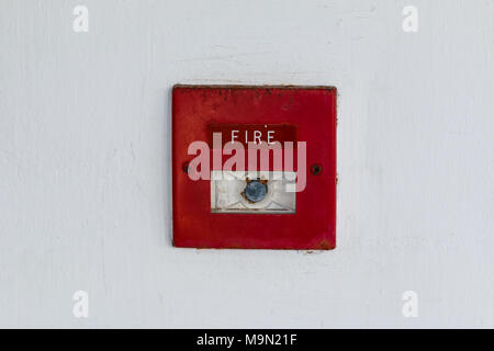 Alte Red Box Feueralarm an Zement Wand Stockfoto