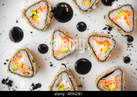 Traditionelle japanische Küche sushi Rollen auf weißem Hintergrund mit Sauce Tropfen abgedeckt Stockfoto