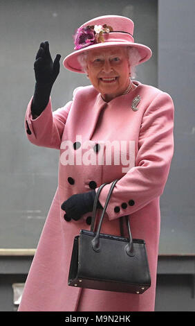 Queen Elizabeth II Wellen bei den Schiffen, die Firma, wie sie nach der Stilllegung Zeremonie für HMS Ocean bei HMNB Devonport in Plymouth verlässt. Stockfoto