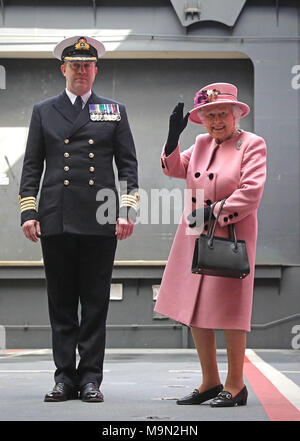 Queen Elizabeth II Wellen bei den Schiffen, die Unternehmen als verlässt sie mit dem Kapitän der HMS Ocean, Kapitän Rob Pedre nach der Stilllegung Zeremonie für HMS Ocean bei HMNB Devonport in Plymouth. Stockfoto