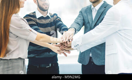Konzept der Erfolg im Geschäft: freundlich Business Team stehen in einem Kreis und seine Hände zusammen verbinden Stockfoto